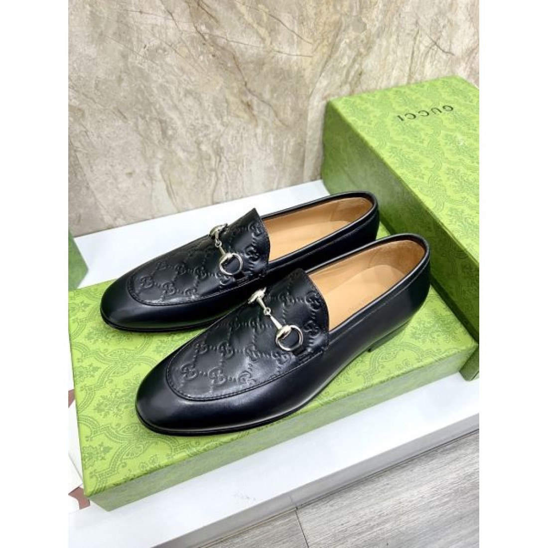  機能性と美しさを両立した GUCCI コピー ビジネスシューズ グッチで知的な印象に