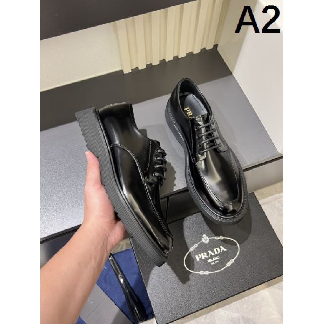 洗練された機能性 PRADA プラダ コピー ビジネスシューズ 現代的で