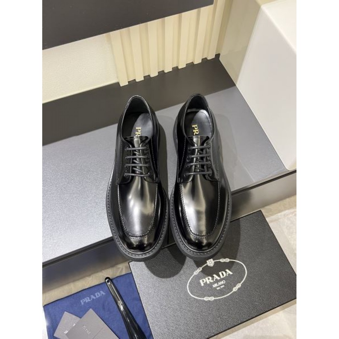 洗練された機能性 PRADA プラダ コピー ビジネスシューズ 現代的で