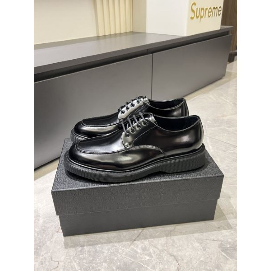 洗練された機能性 PRADA プラダ コピー ビジネスシューズ 現代的で