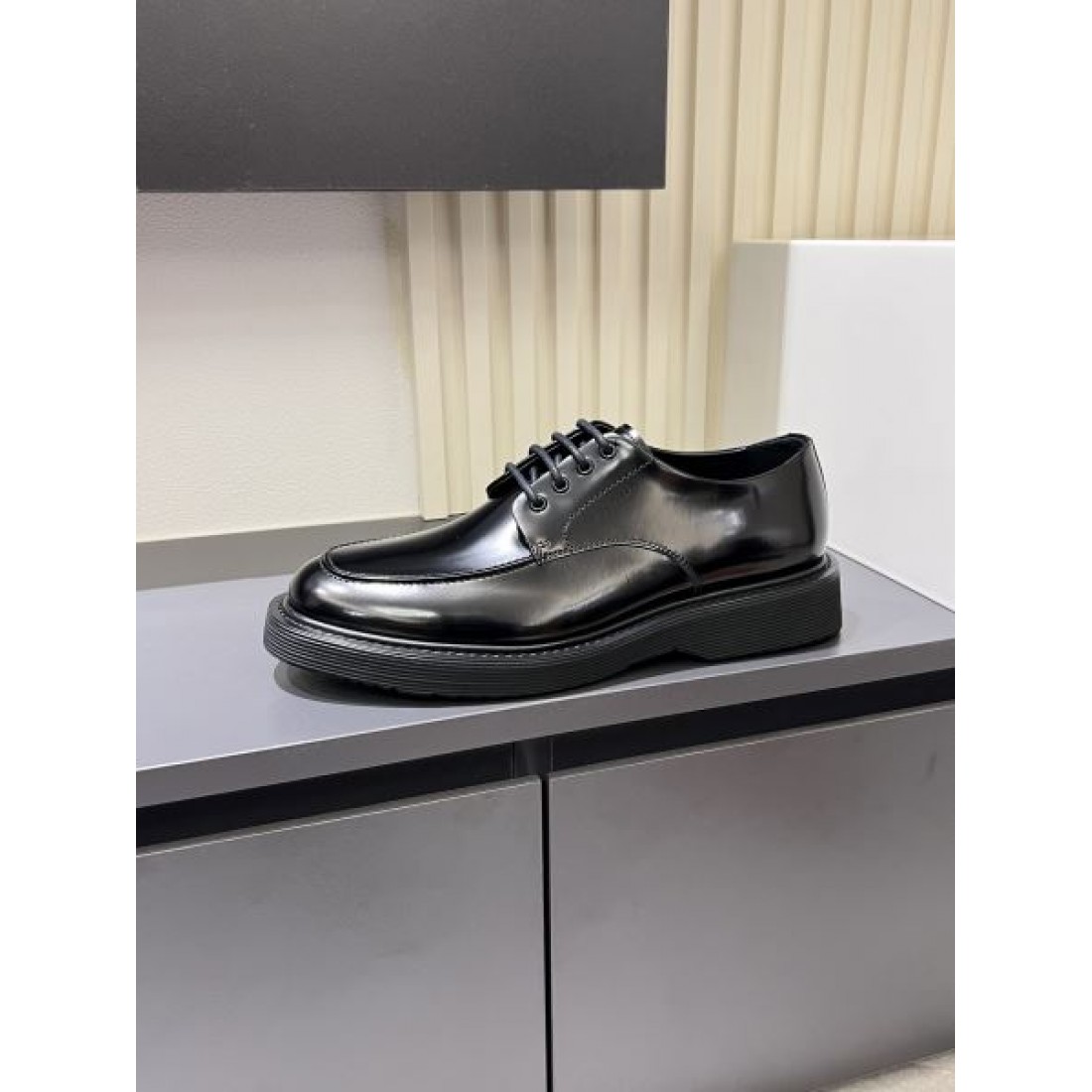 洗練された機能性 PRADA プラダ コピー ビジネスシューズ 現代的で