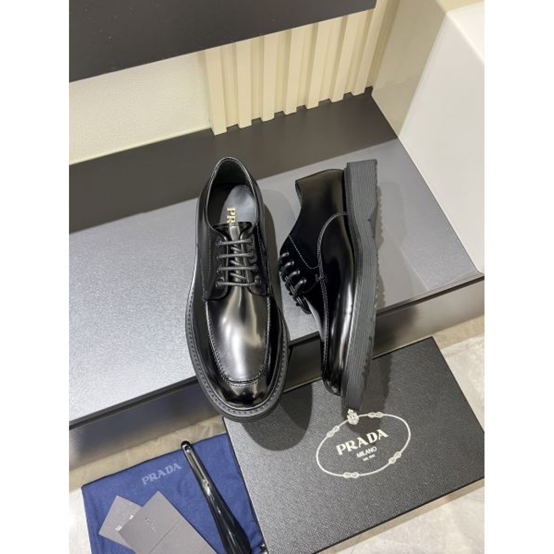洗練された機能性 PRADA プラダ コピー ビジネスシューズ 現代的で