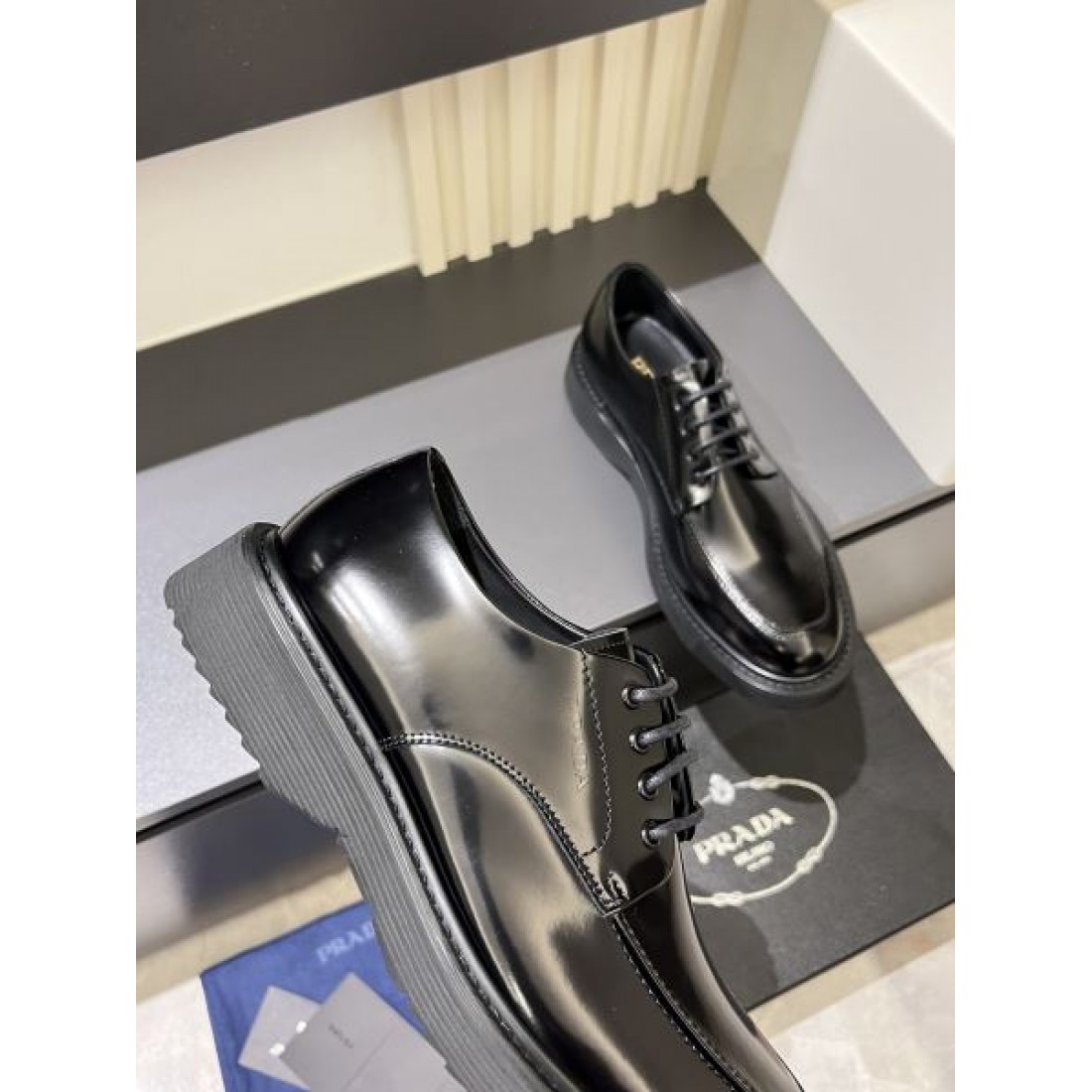 洗練された機能性 PRADA プラダ コピー ビジネスシューズ 現代的で