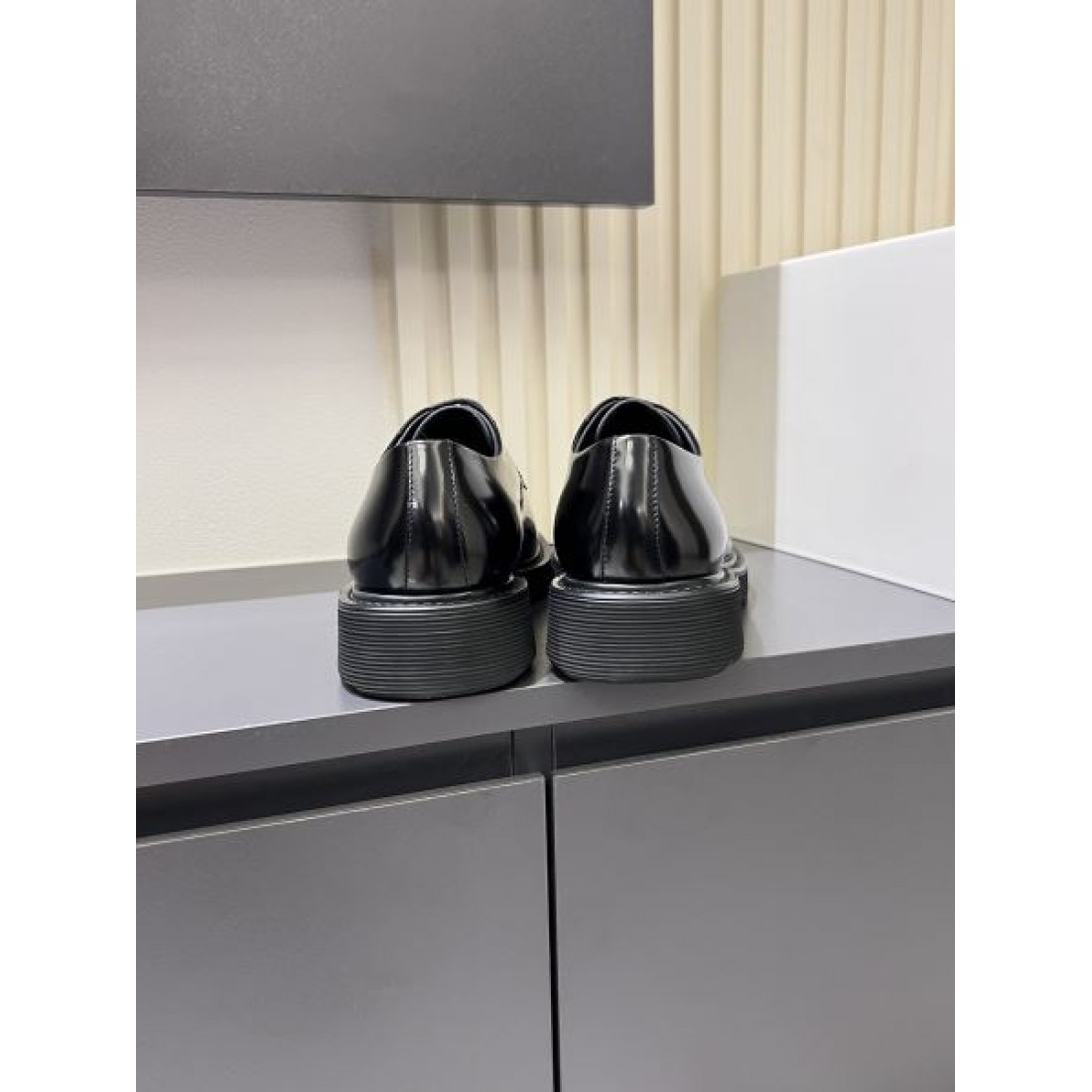 洗練された機能性 PRADA プラダ コピー ビジネスシューズ 現代的で