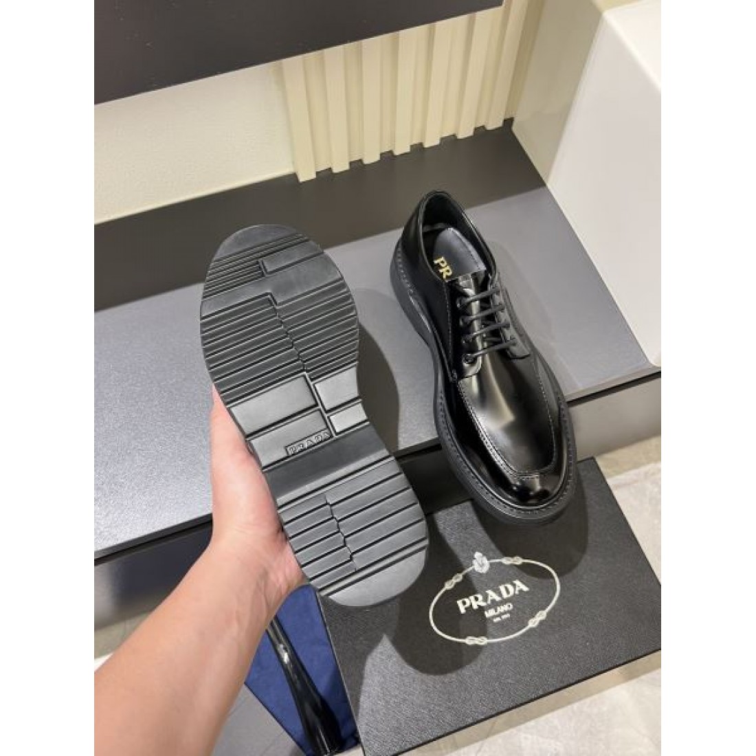 洗練された機能性 PRADA プラダ コピー ビジネスシューズ 現代的で