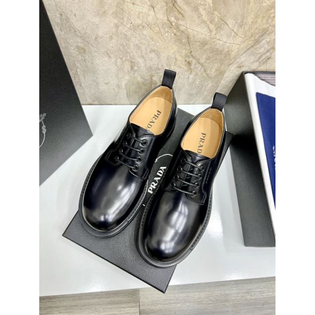 スタイリッシュな印象を与える プラダ コピー ビジネスシューズ PRADA 実用性も抜群