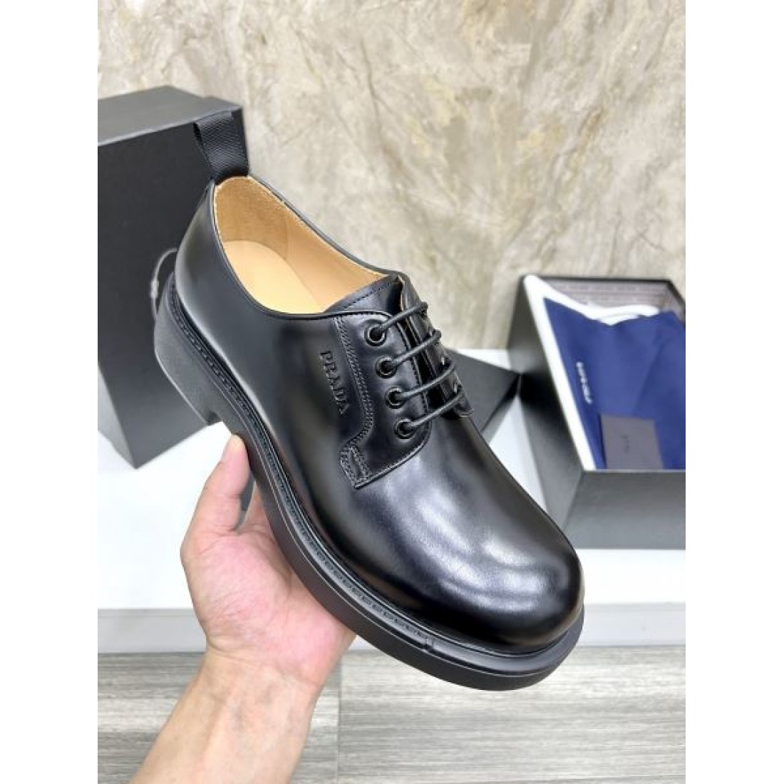 スタイリッシュな印象を与える プラダ コピー ビジネスシューズ PRADA 実用性も抜群