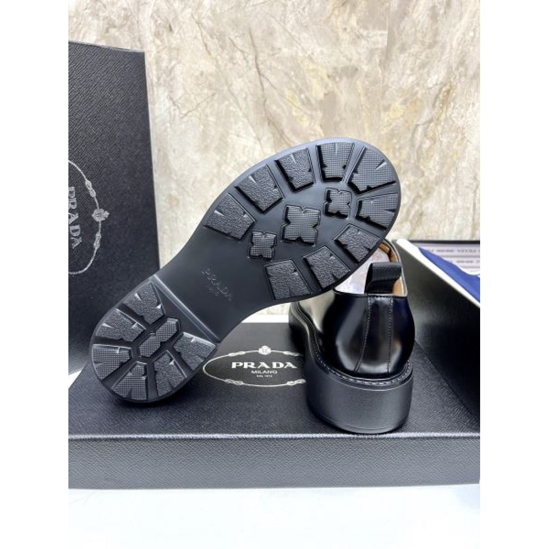 スタイリッシュな印象を与える プラダ コピー ビジネスシューズ PRADA 実用性も抜群