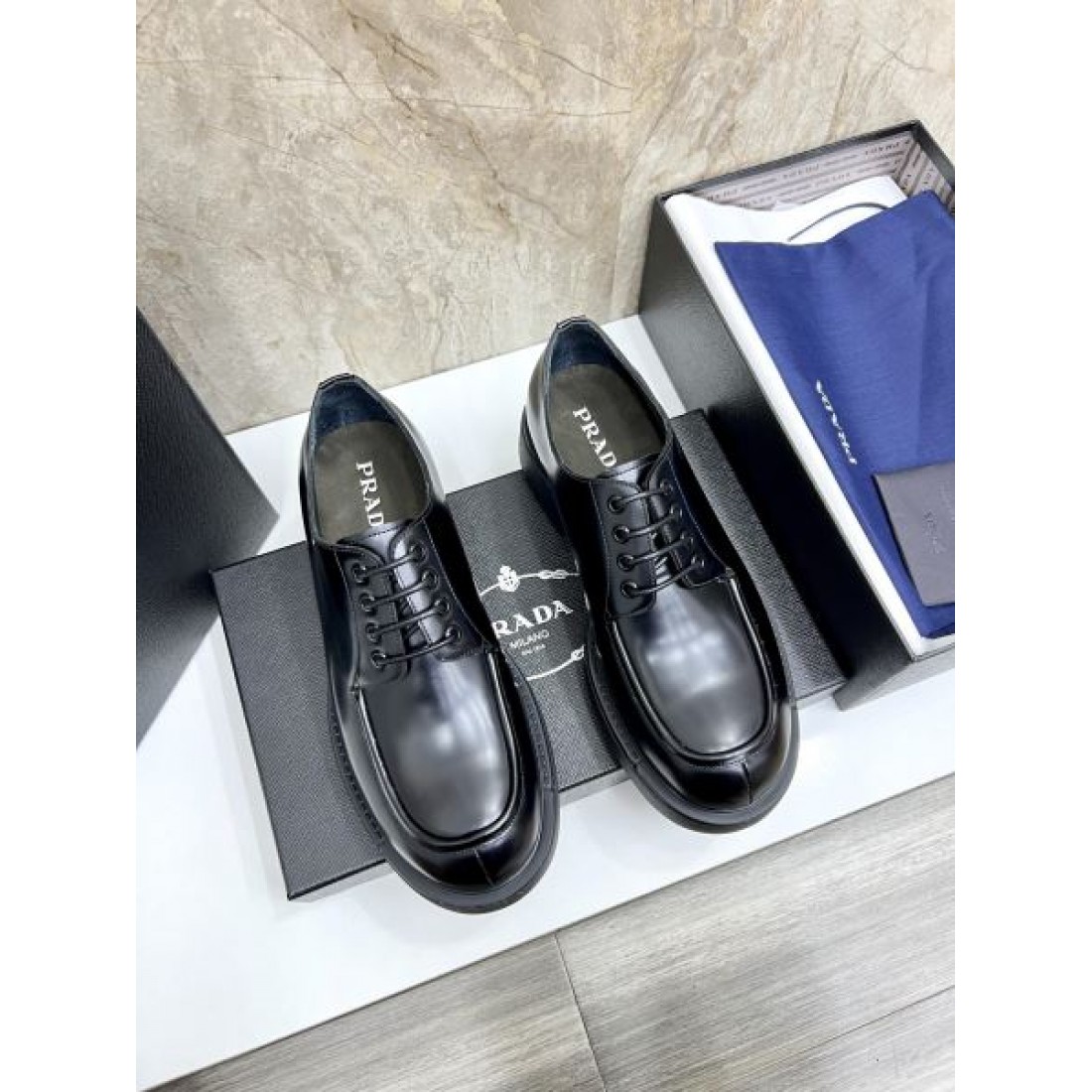 洗練と高機能性が融合した PRADA コピー ビジネスシューズ プラダの上質な佇まい