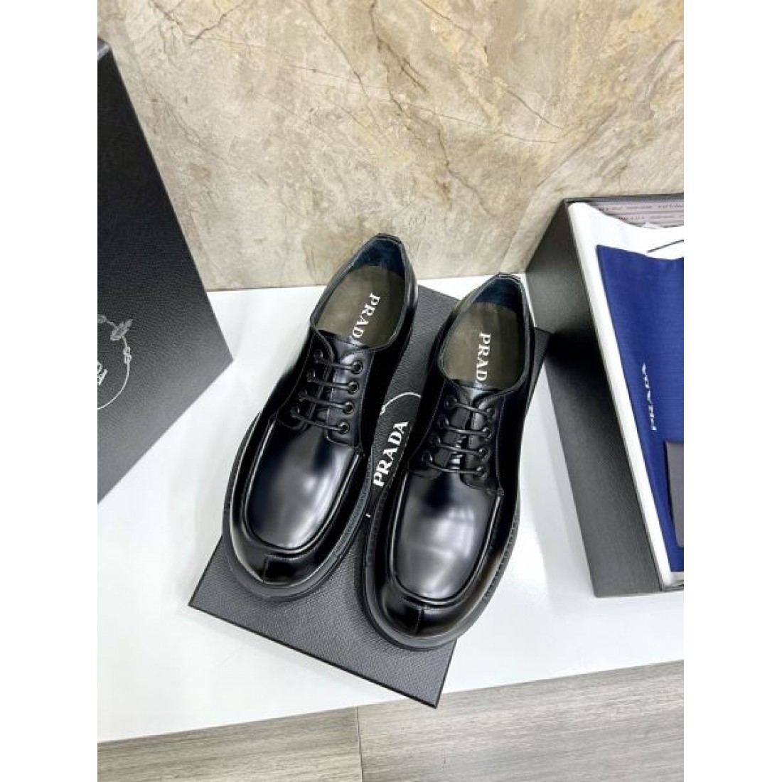 洗練と高機能性が融合した PRADA コピー ビジネスシューズ プラダの上質な佇まい