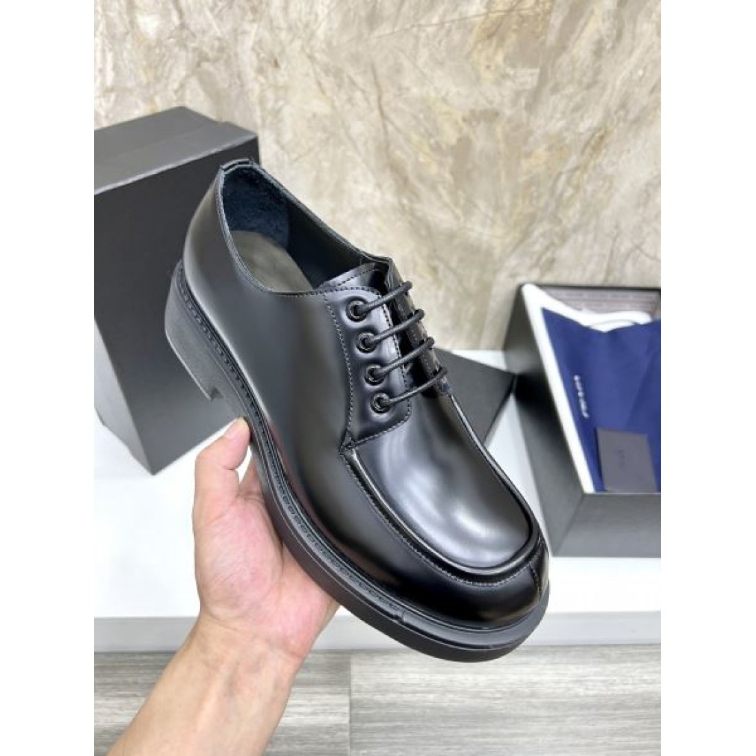 洗練と高機能性が融合した PRADA コピー ビジネスシューズ プラダの上質な佇まい
