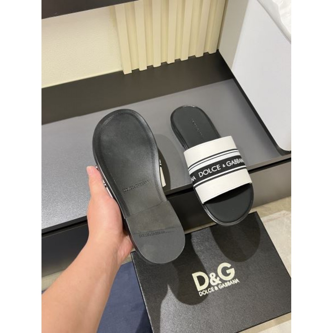  注目度抜群のDOLCE＆GABBANA ドルチェ＆ガッバーナ コピー サンダル 大人っぽい