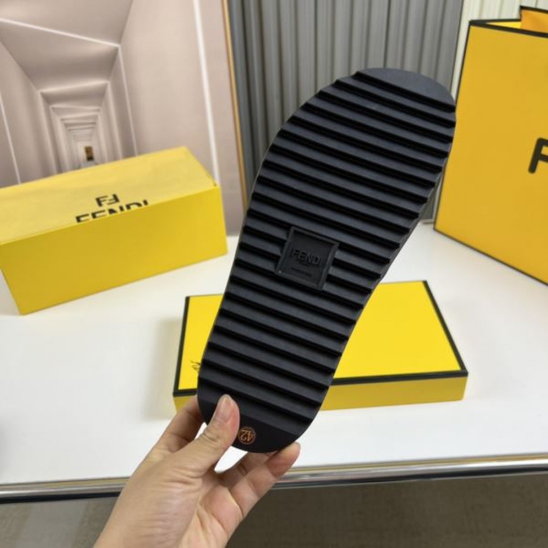 洗練された高級感あふれる FENDI フェンデイ スーパーコピー サンダル