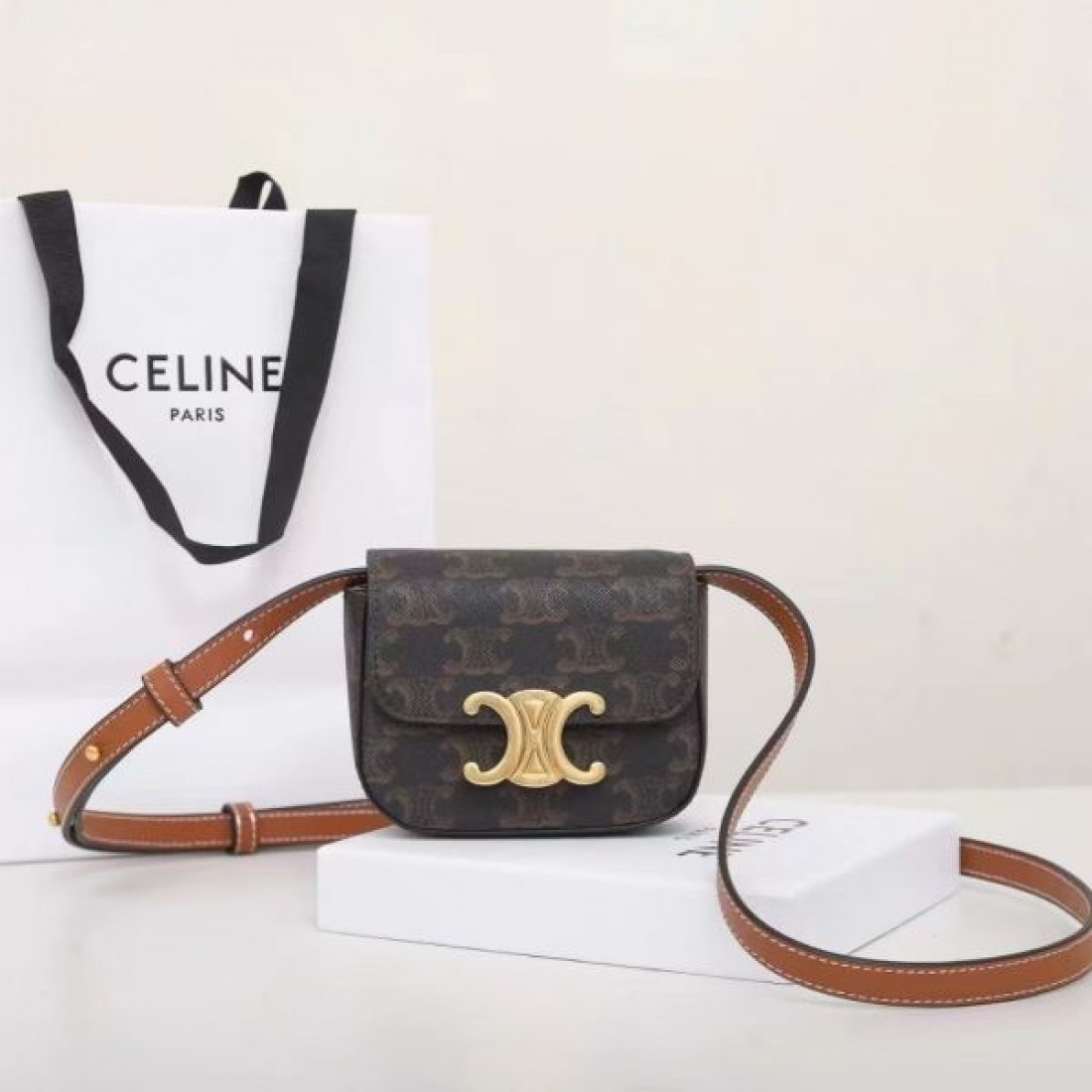 洗練されたスタイルと実用性 CELINE セリーヌ コピー ショルダーバッグ の調和