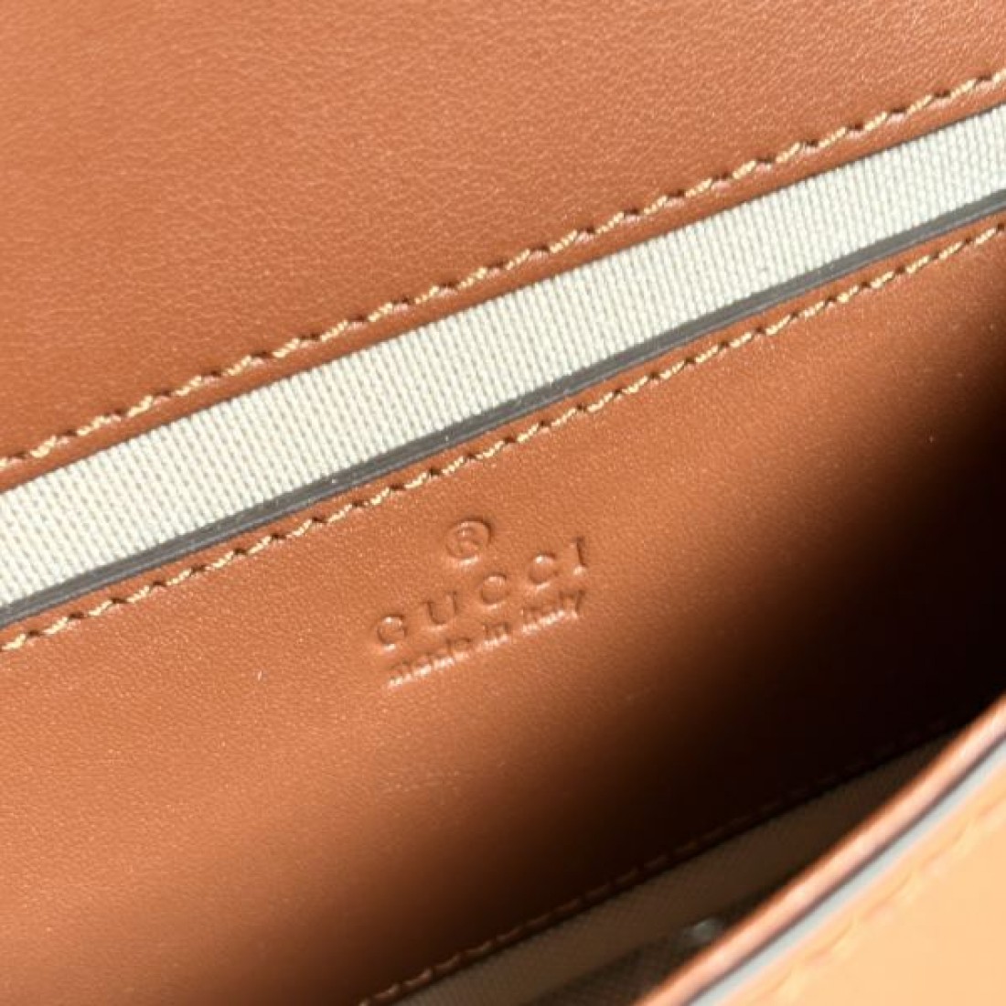 グッチ スーパーコピー ショルダーバッグ ロゴ トレンドを追求した新作 GUCCI