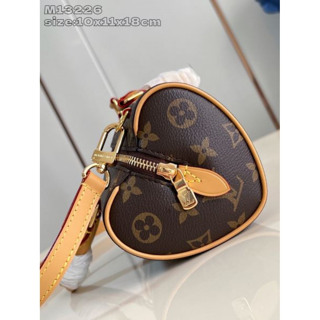 モダンで機能的な LOUIS VUITTON ルイヴィトン コピー トートバッグ 上品さ際立つ