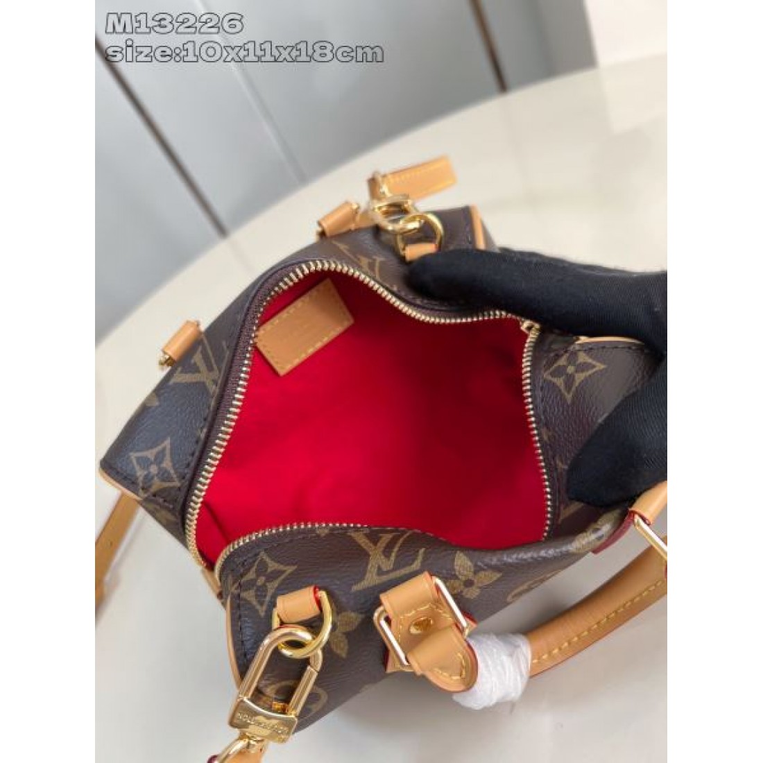 モダンで機能的な LOUIS VUITTON ルイヴィトン コピー トートバッグ 上品さ際立つ