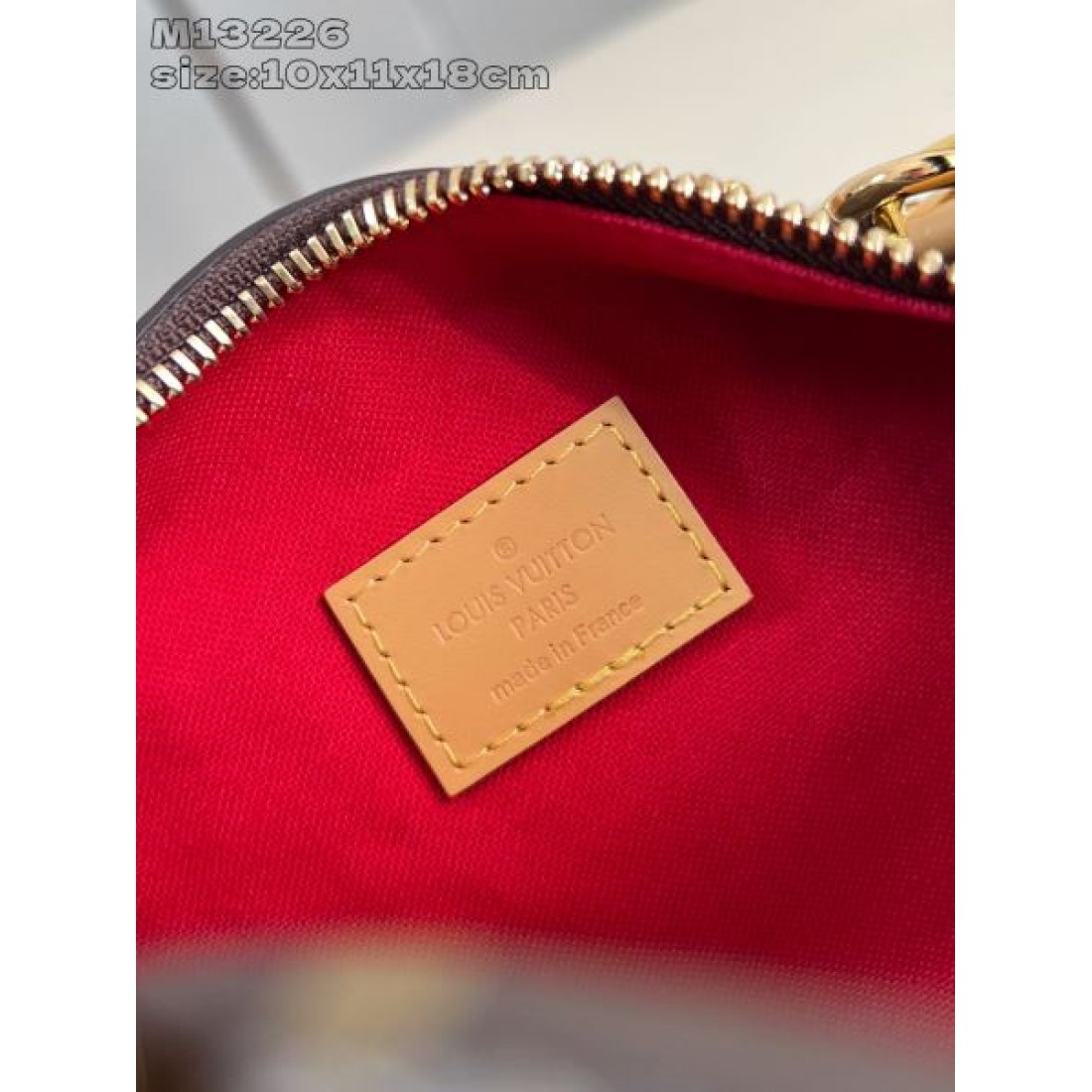 モダンで機能的な LOUIS VUITTON ルイヴィトン コピー トートバッグ 上品さ際立つ