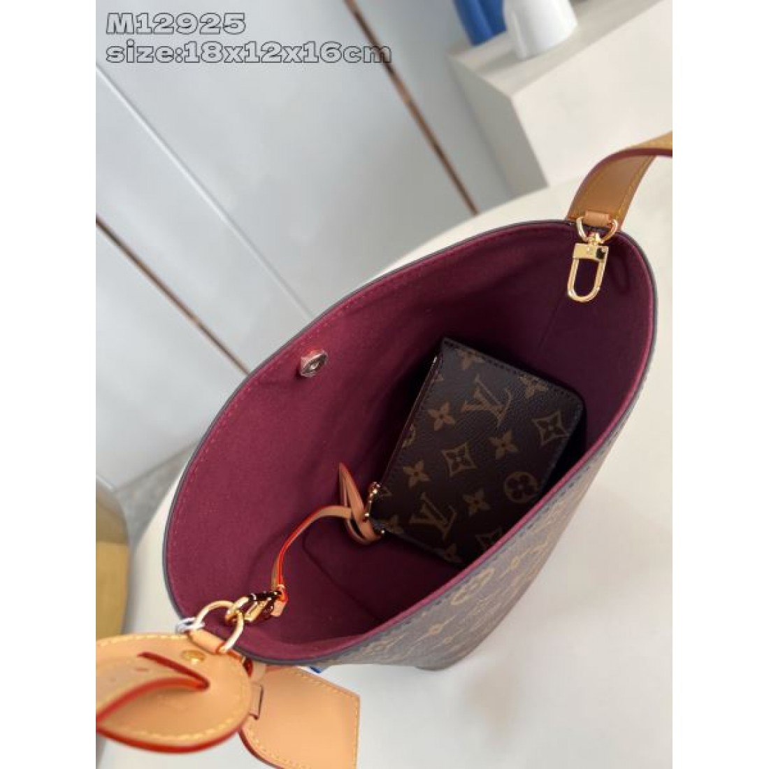 LOUIS VUITTON ルイヴィトン コピー ショルダーバッグ 都会的でスタイリッシュな魅力