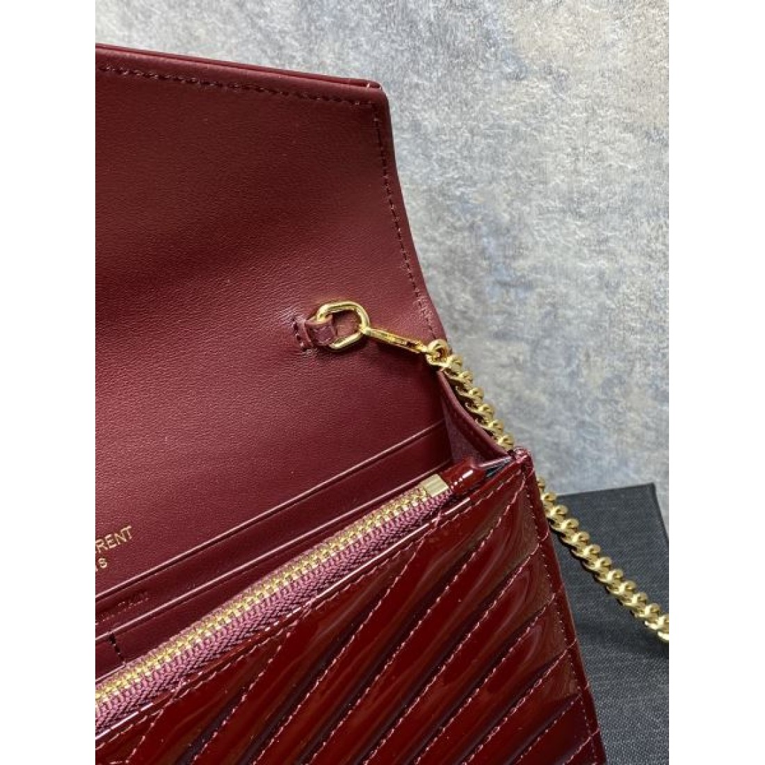 都会的でスタイリッシュなYSL イヴ サンローラン コピー ショルダーバッグ