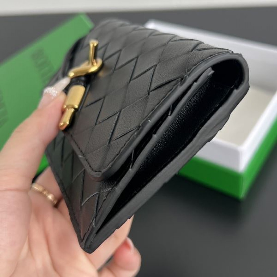 エレガントでクラシックな BOTTEGA VENETA ボッテガヴェネタ コピー 長財布