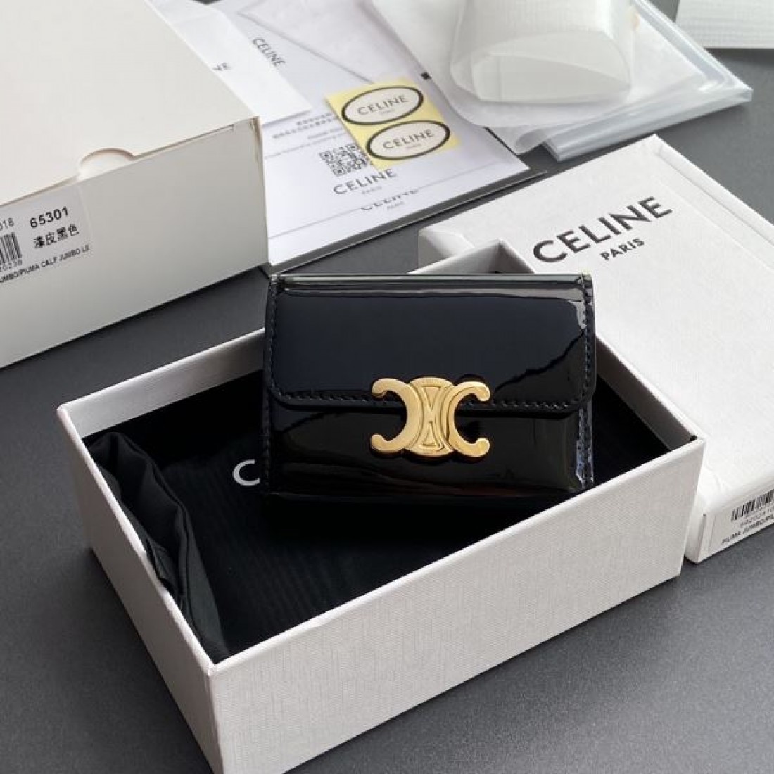 夏季新作に狙う CELINE スーパーコピー 三つ折り財布 早い者勝ち