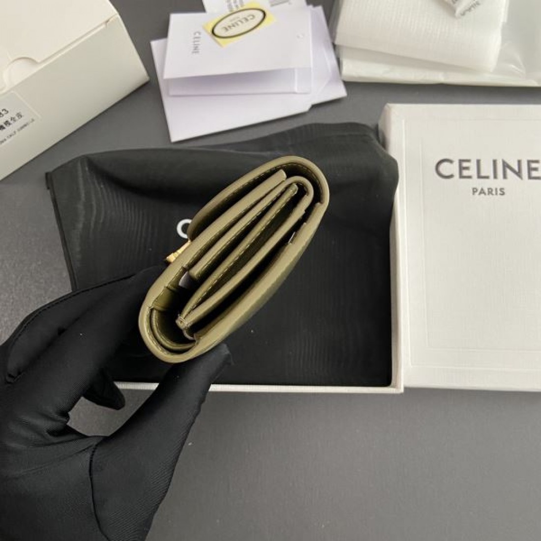とっても夏らしいアイテム CELINE スーパーコピー 三つ折り財布 リピート率高め