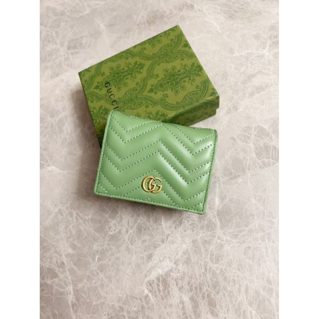 GUCCI グッチ コピー 二つ折り財布 クラシックで実用的な 高級感漂う