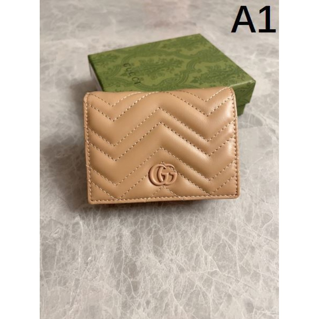 柔らかで知的な雰囲気の グッチ コピー 二つ折り財布 GUCCI