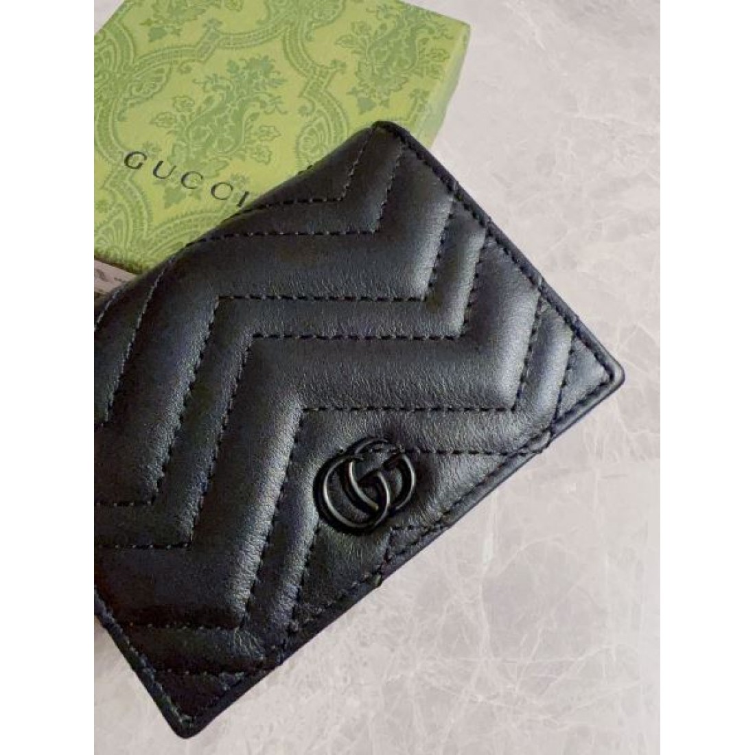 柔らかで知的な雰囲気の グッチ コピー 二つ折り財布 GUCCI
