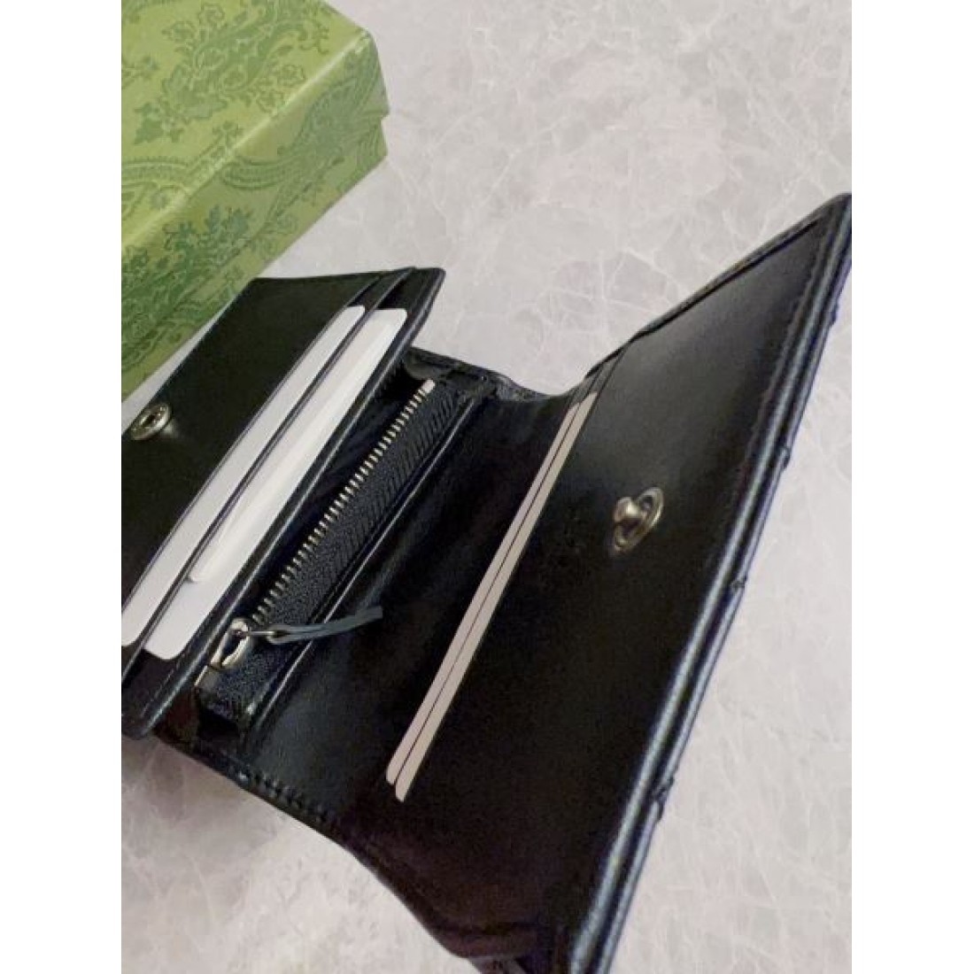 柔らかで知的な雰囲気の グッチ コピー 二つ折り財布 GUCCI