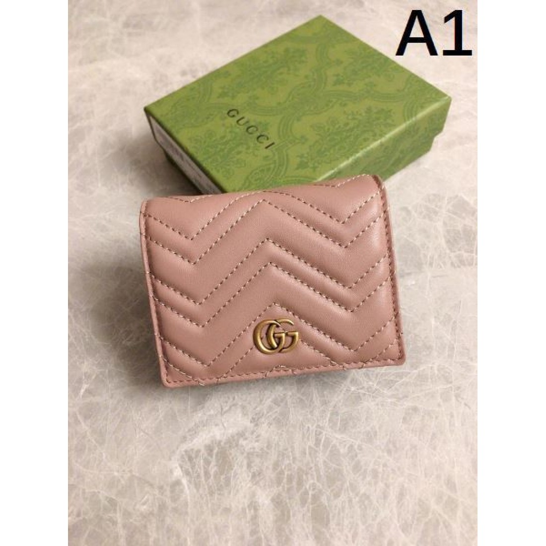 スタイリッシュで上品な GUCCI グッチ コピー 二つ折り財布 モダンな