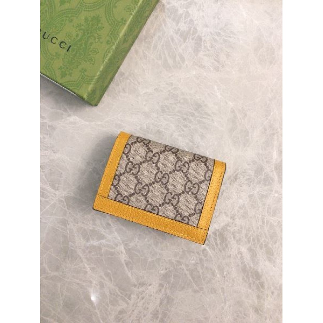 GUCCI グッチ コピー 二つ折り財布 ミニマルで都会的な 洗練された印象