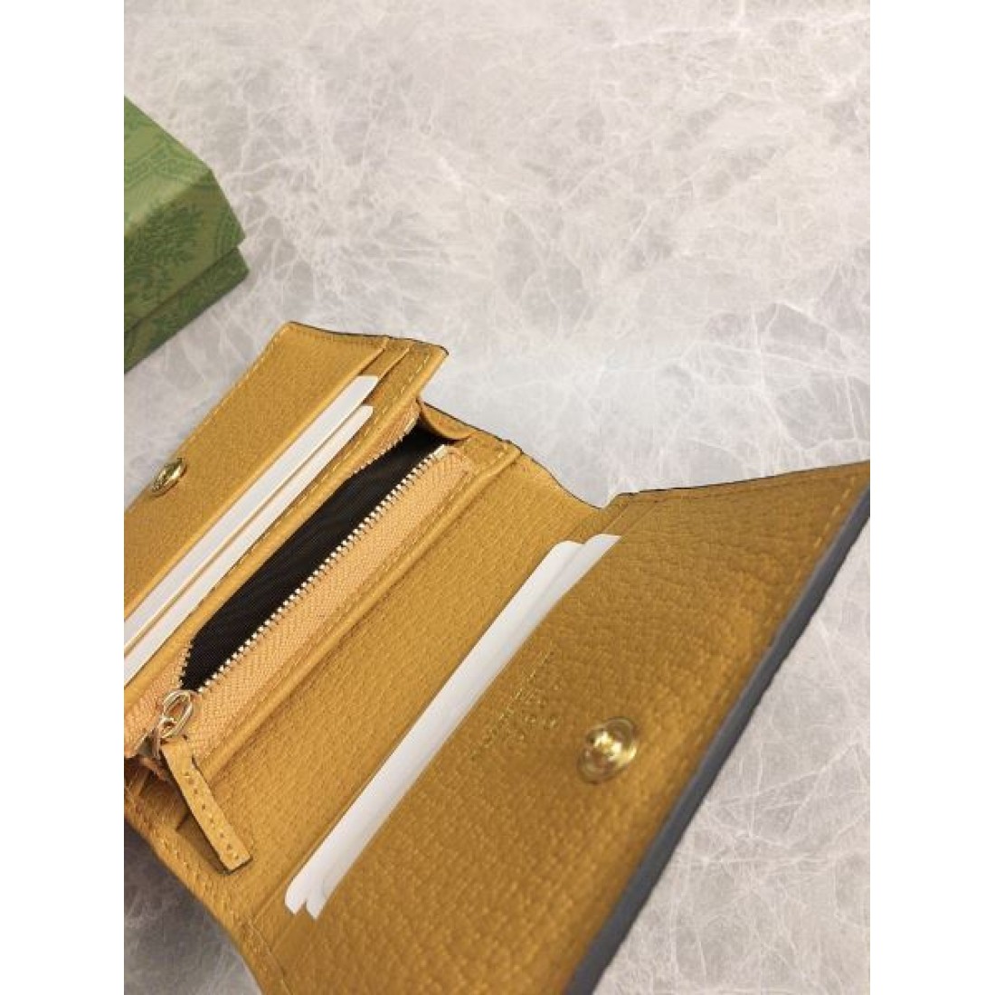 GUCCI グッチ コピー 二つ折り財布 ミニマルで都会的な 洗練された印象