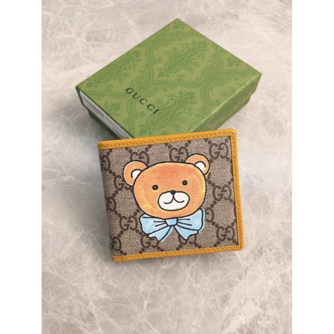 軽やかでスマートな GUCCI グッチ コピー 二つ折り財布 機能性も抜群