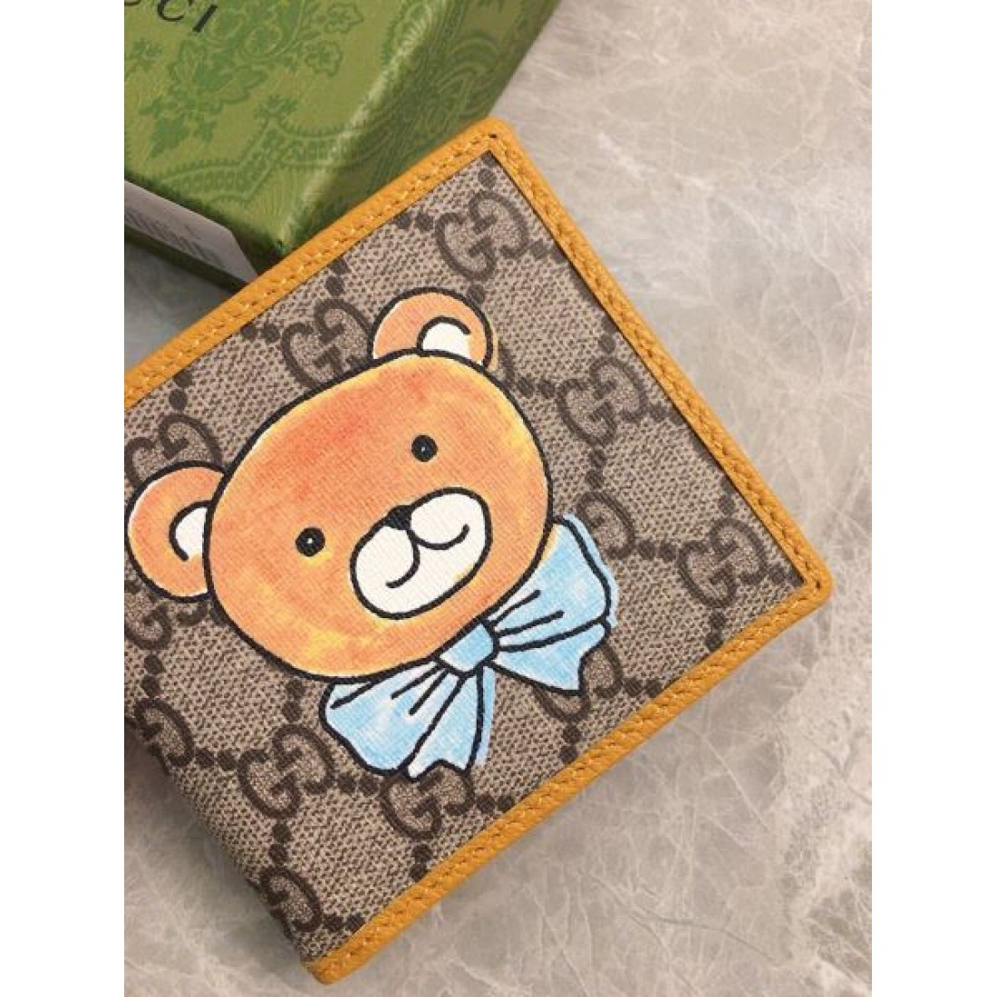 軽やかでスマートな GUCCI グッチ コピー 二つ折り財布 機能性も抜群
