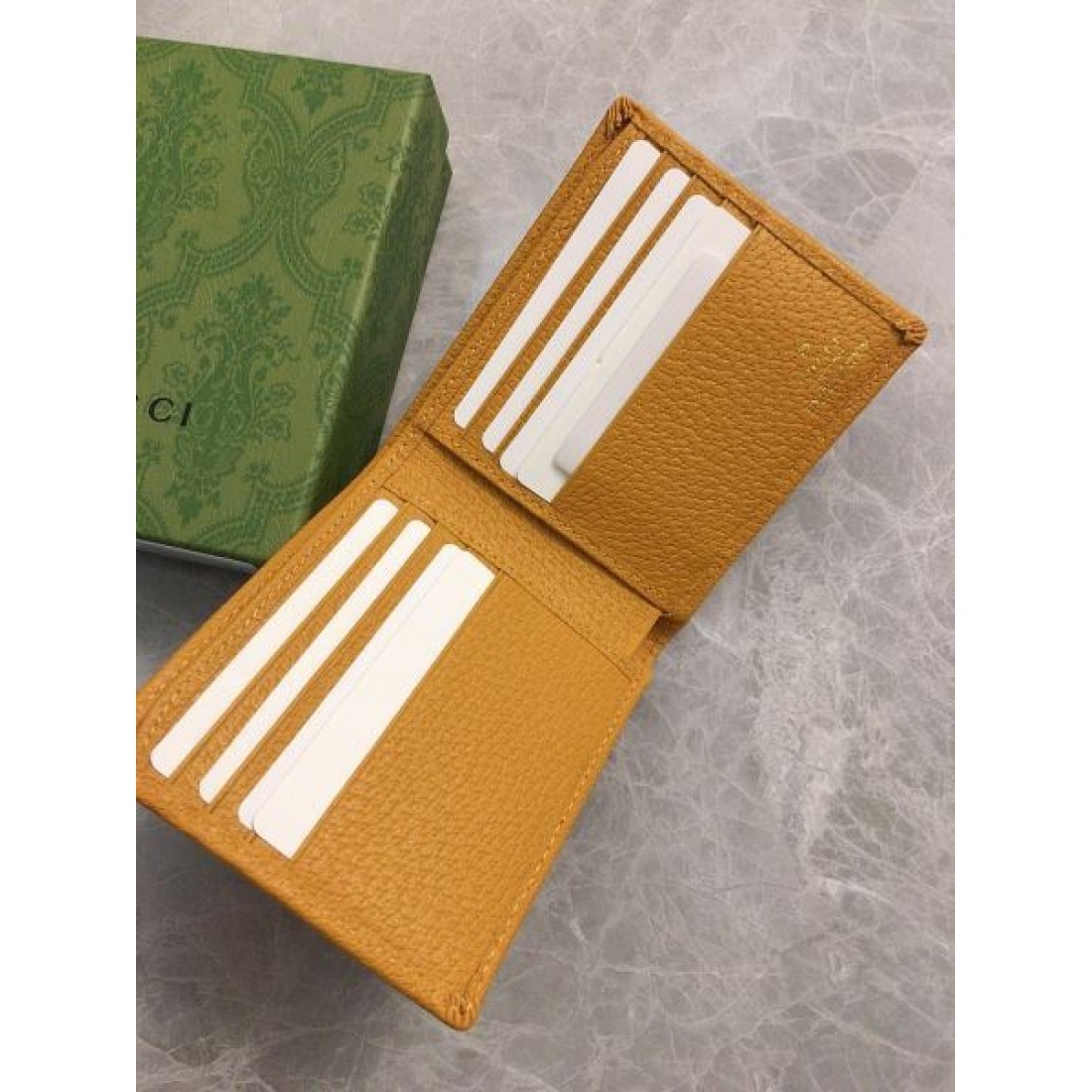 軽やかでスマートな GUCCI グッチ コピー 二つ折り財布 機能性も抜群