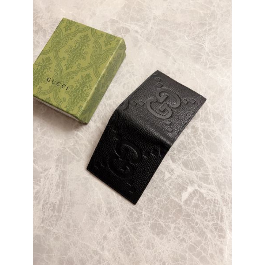 GUCCI グッチ コピー 二つ折り財布 モダンでコンパクトな 洗練された雰囲気
