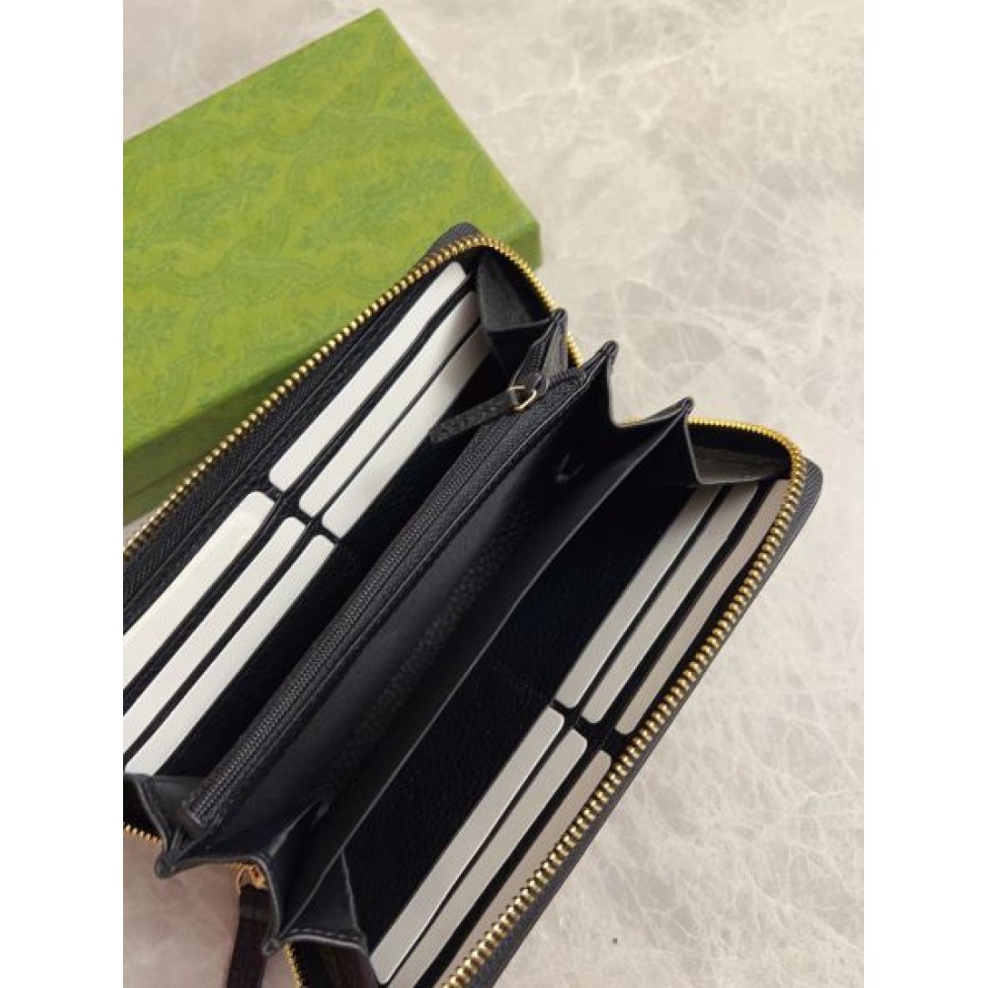 軽やかで実用的な GUCCI グッチ コピー 長財布 シンプルな高級感