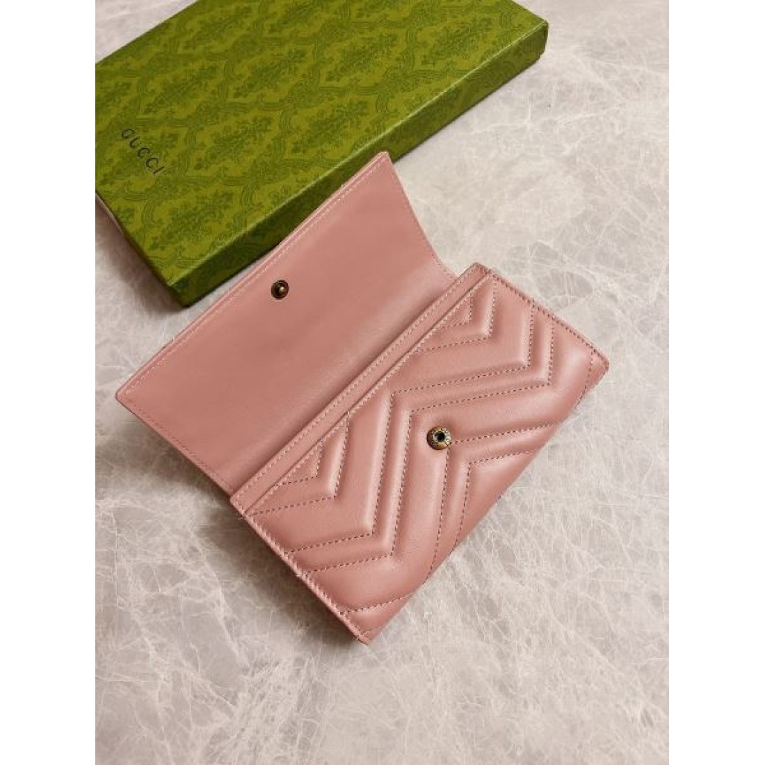 上品でスマートな GUCCI グッチ コピー 長財布 洗練されたデザイン