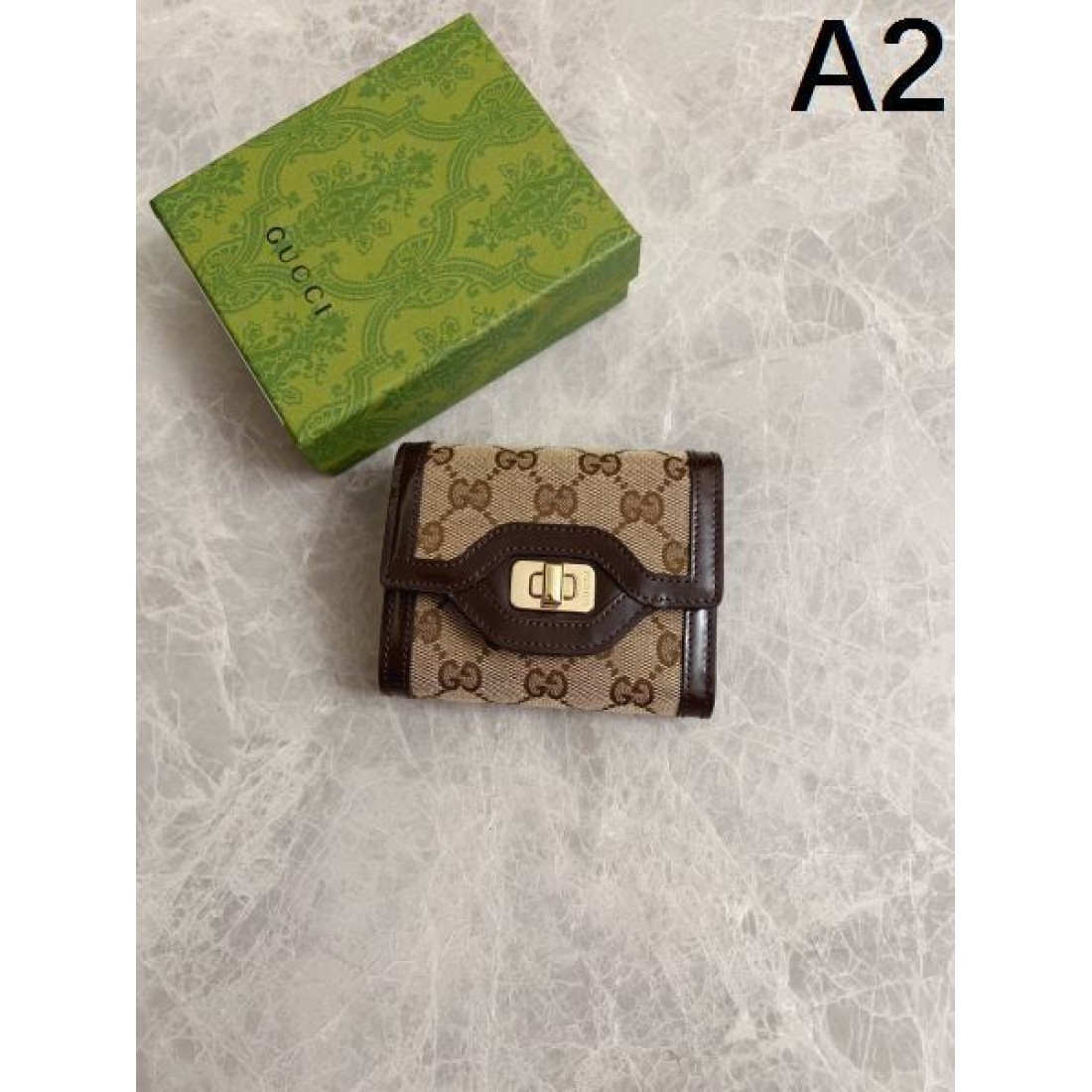 高級感と実用性を兼ね備えた GUCCI グッチ コピー 三つ折り財布 