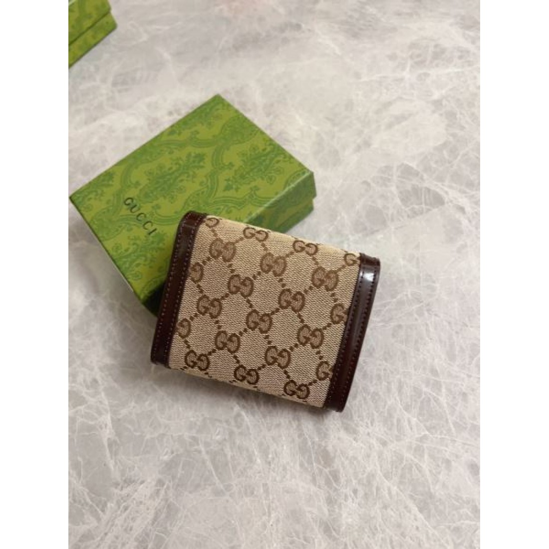 高級感と実用性を兼ね備えた GUCCI グッチ コピー 三つ折り財布 