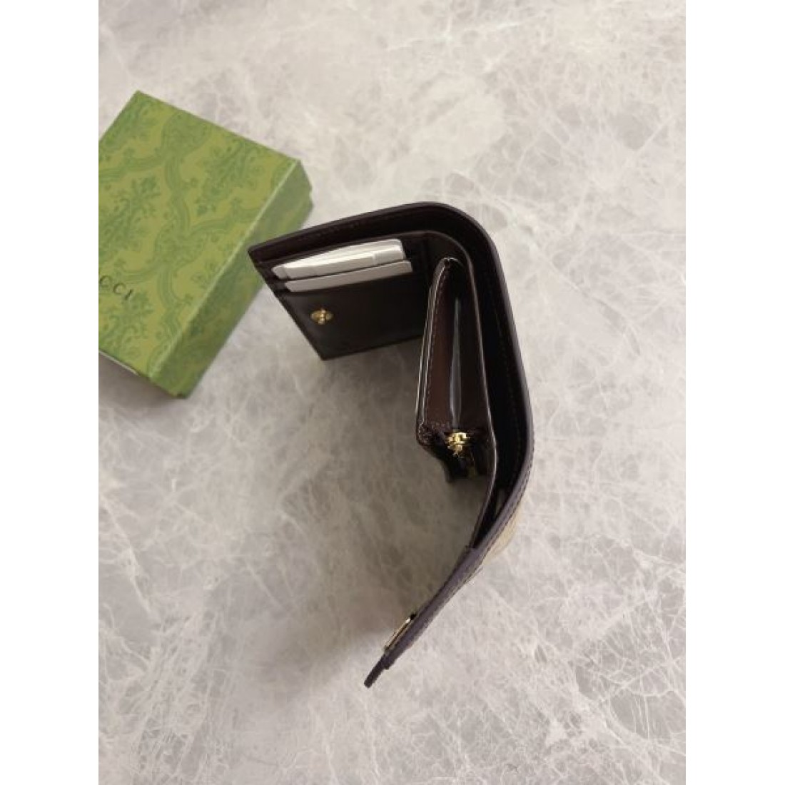 高級感と実用性を兼ね備えた GUCCI グッチ コピー 三つ折り財布 