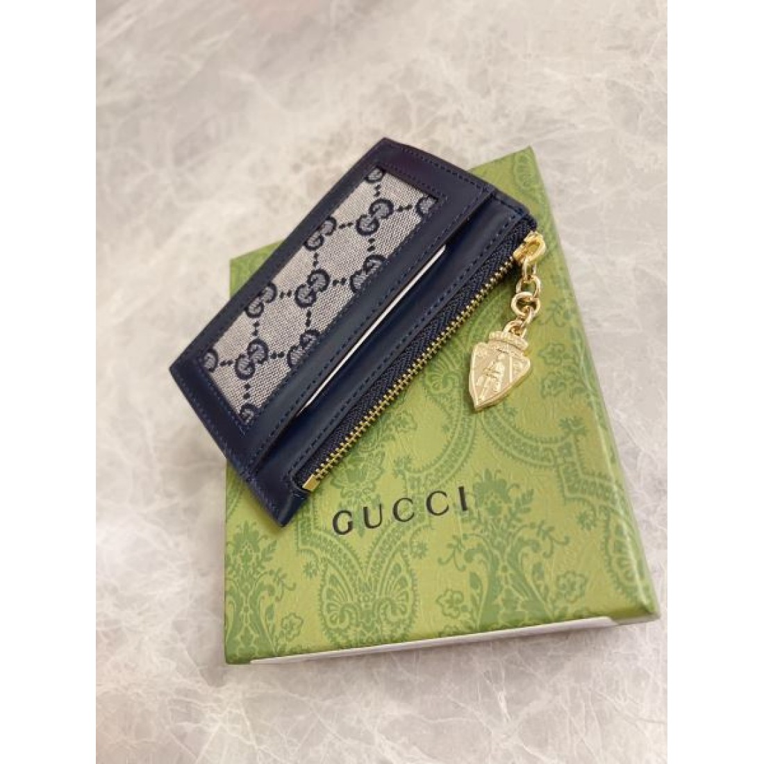洗練された印象の GUCCI グッチ コピー カードケース スリムで軽快な