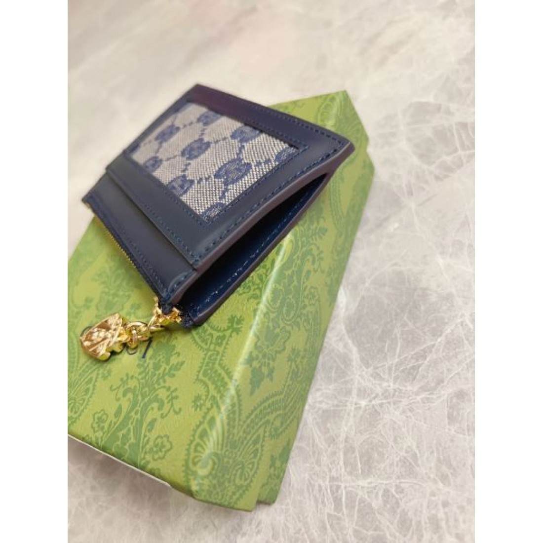 洗練された印象の GUCCI グッチ コピー カードケース スリムで軽快な