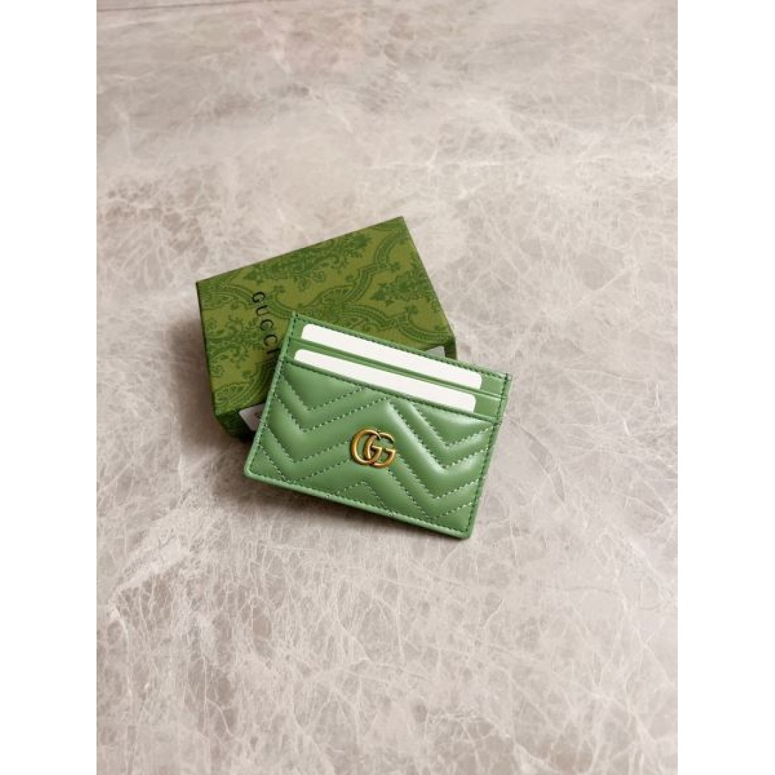 ミニマルで高級感ある GUCCI グッチ コピー カードケース 大人の雰囲気