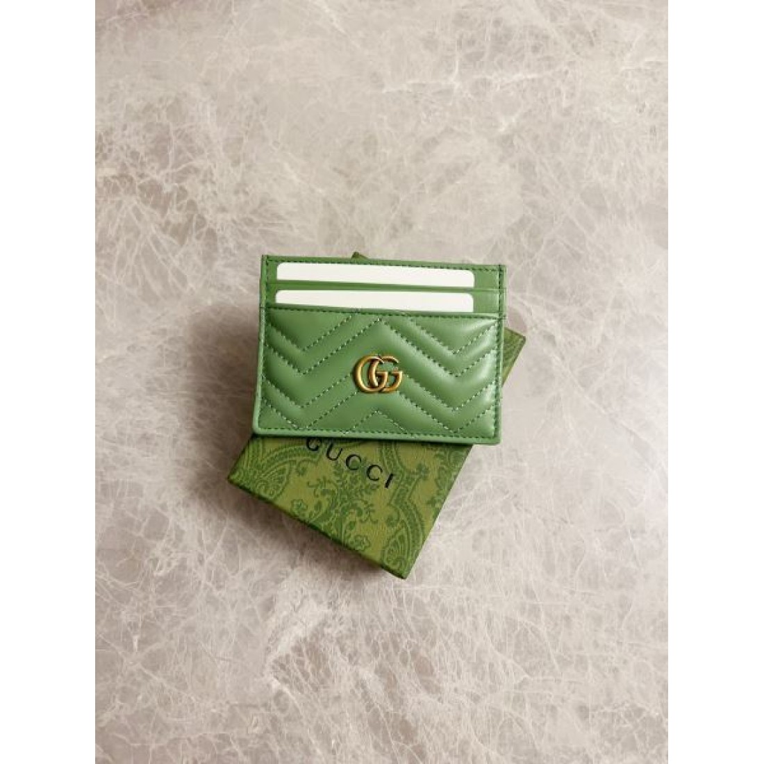 ミニマルで高級感ある GUCCI グッチ コピー カードケース 大人の雰囲気