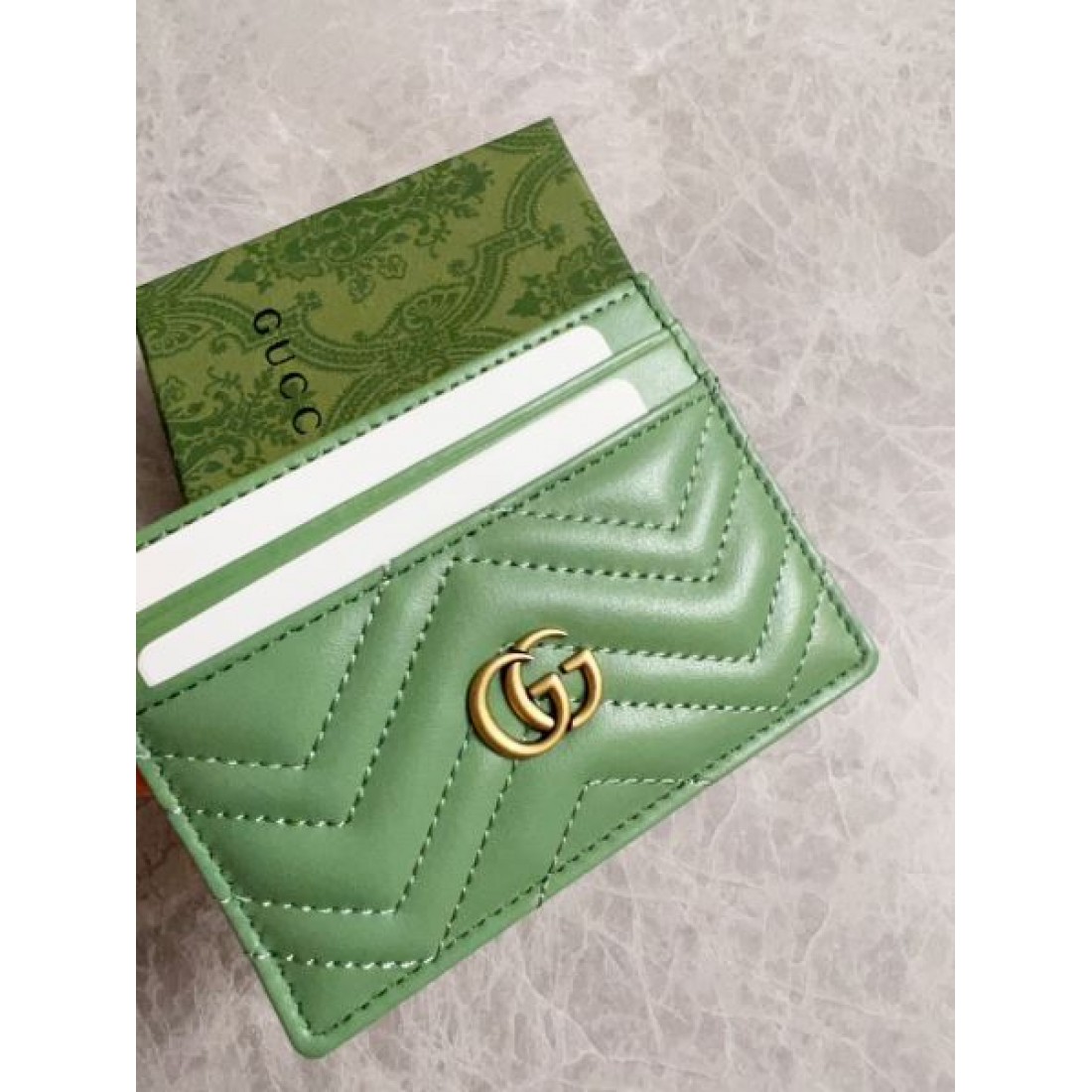 ミニマルで高級感ある GUCCI グッチ コピー カードケース 大人の雰囲気