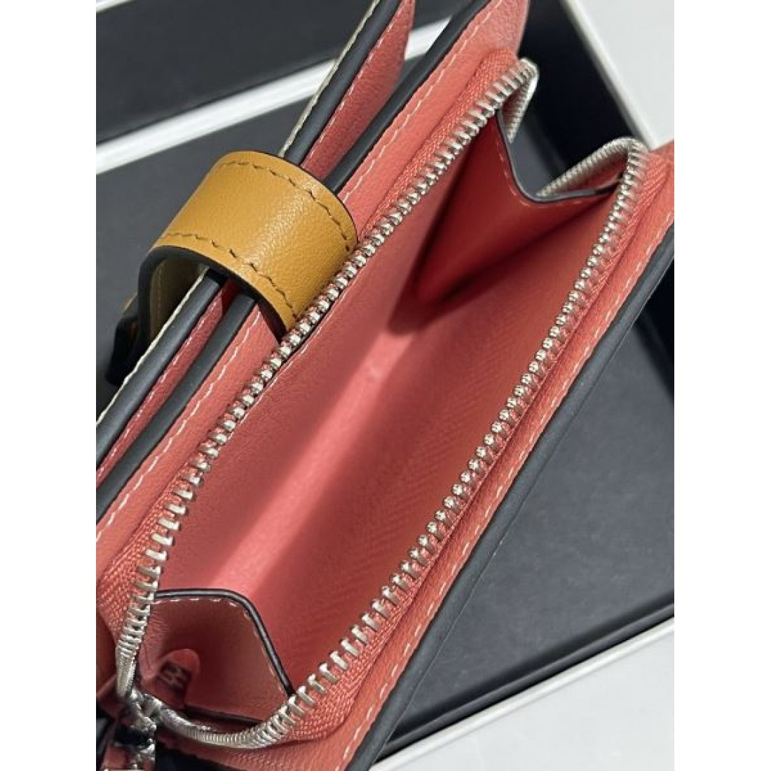 著名人やセレブも愛用する LOEWE スーパーコピー 二つ折り財布 旬なカラー展開