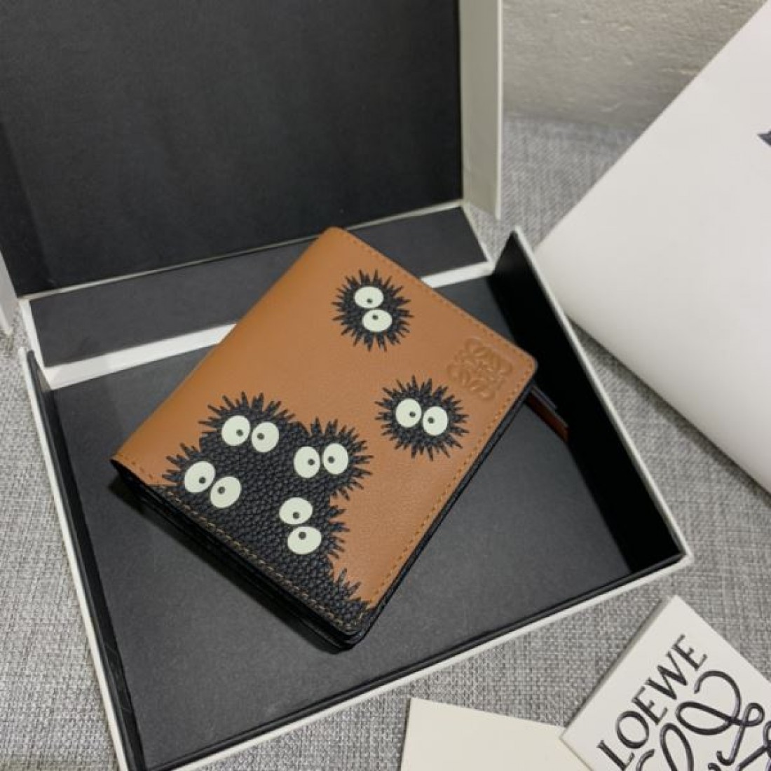 季節の変わり目に活躍 LOEWE スーパーコピー 二つ折り財布 限定コレクション